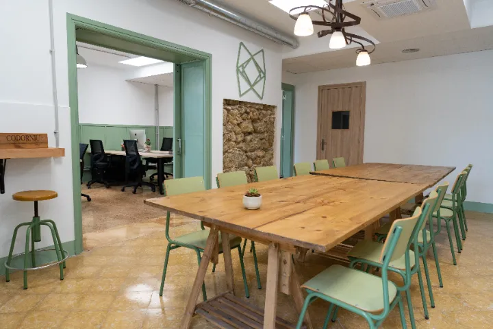 Espacios de coworking en Martorell con networking club y oficinas privadas y salas de reuniones en alquiler.