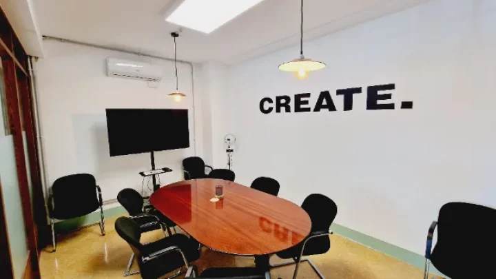 Alquiler de salas de reuniones profesionales. Alquiler de salas reuniones en Martorell por horas o por días completos. Ideal para reuniones con clientes, presentaciones comerciales y formaciones. Las salas tienen mobiliario ejecutivo, aire acondicionado, proyector, sistema de videoconferencia, WiFi e internet de alta velocidad.