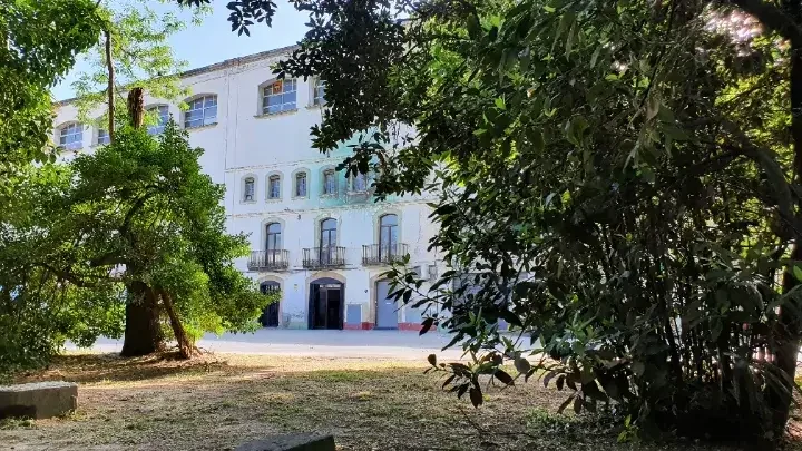 Coworking Martorell en antigua paperera La Gelidense | Entorno natural único. Edificio histórico La Gelidense convertido en coworking rural de Martorell rodeado de naturaleza y zona ajardinada.