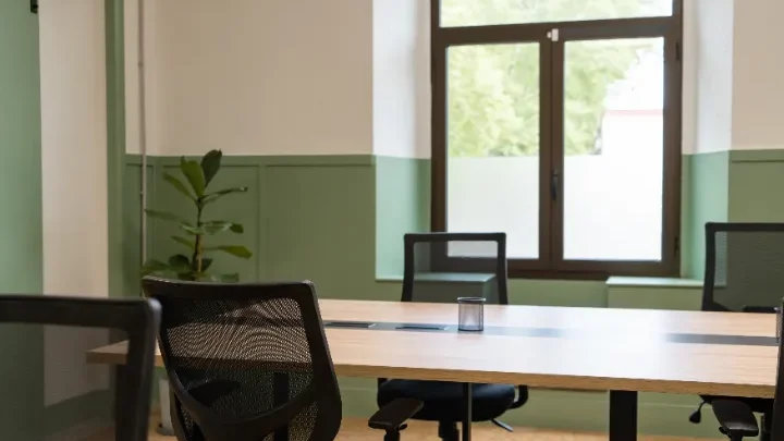 Day pass | acceso de 1 día al coworking, sin compromiso. Espacio de trabajo compartido del coworking de Martorell mostrando mesas individuales para profesionales con day pass.