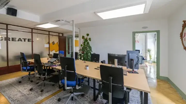 Tecnología coworking Martorell. Equipamiento tecnológico de las salas y espacios de trabajo en el coworking Martorell. WiFi y fibra óptica en todas las salas, salas de videoconferencia, Proyectores HD o impresoras multifunción.