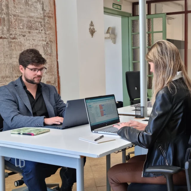 Un coworking es mucho más que un espacio: es un ecosistema de talento y colaboración. Es un lugar donde conviven profesionales de distintos sectores, cada uno trabajando en sus propios proyectos, pero abiertos a compartir, conectar e innovar.

En este entorno dinámico, los encuentros espontáneos o los eventos programados se convierten en oportunidades para crear redes, generar sinergias y dar vida a proyectos colaborativos.

El resultado: más negocio, más creatividad, más crecimiento... y, sobre todo, más satisfacción y sentido de comunidad.

#negocio #coworking #pyme #emprende