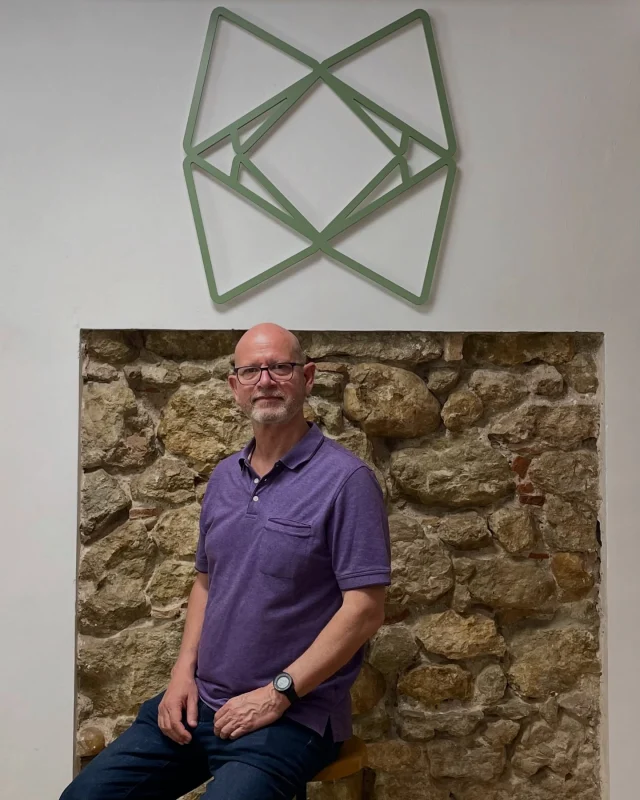 ¡Bienvenido, Enrique! ¡Contigo sumamos!

Enrique Centelles Forner es arquitecto superior por la Universidad Politécnica de Valencia desde 1986. Tiene un máster en urbanismo desde 1988 también por la UPV y abogado urbanista desde 2004. 

Aunque su sede central ha estado en Elche, ha tenido sucursales en Alicante, Almería, Lisboa y Bucarest. Ha sido el autor del planeamiento de grandes urbanizaciones residenciales y de los proyectos de sus viviendas en Alicante y Murcia. 

En el área no residencial ha ejecutado varios concesionarios de automóviles y el centro comercial Ociopía en Orihuela. En 2012, debido a la persistente crisis inmobiliaria, marchó a Canadá. Casado con una canadiense, han regresado a España donde piensan establecerse.

#architect #urbanmaster #urbanplanninglawyer #canada #españa #teamwork #coworker