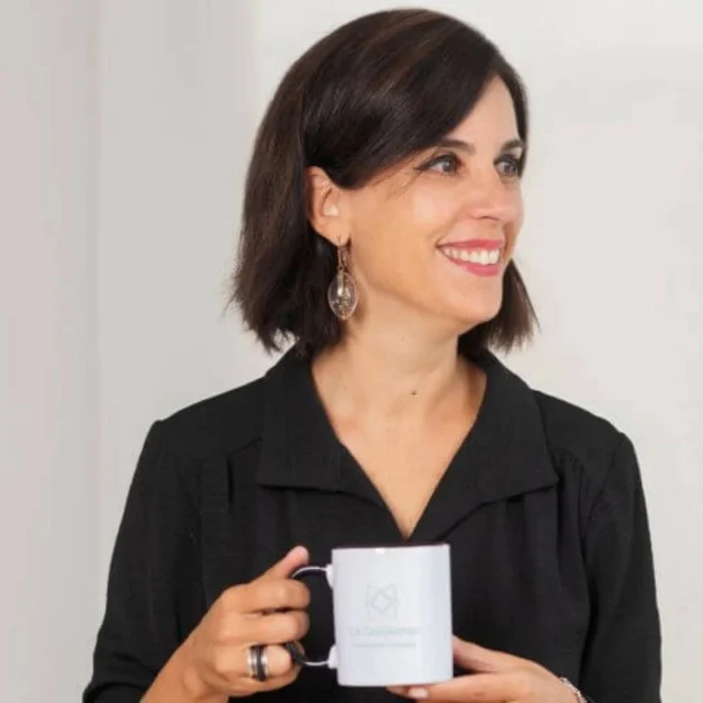Sóc la Marta Rodríguez Iborra, Co-fundadora, directora i també coworker de La Gelidense Coworking, un espai creat per connectar persones, idees i projectes al cor del Penedès.Fa anys vaig venir a viure al Penedès amb la meva famíla buscant un entorn més tranquil i creatiu, però em vaig adonar que no hi havia cap espai de coworking al territori. Aquesta necessitat em va portar a emprendre i donar forma a La Gelidense, un projecte que combina innovació, comunitat i patrimoni. Em vaig enamorar de les antigues oficines de la Fàbrica de Paper Gelidense, un espai ple d’història que avui és punt de trobada per a professionals i emprenedors.Tinc una sòlida formació en Humanitats i Comunicació (Traducció i Interpretació, Creació Literària i Literatura Comparada). A més, m’he especialitzat en màrqueting digital, SEO, analítica web i innovació educativa.La meva trajectòria professional abasta més de 25 anys d’experiència internacional en gestió, comunicació i educació superior. He treballat a institucions i empreses com: Leiden University (Països Baixos), en màrqueting i captació de talent internacional, Sony Europe, en comunicació i organització d’esdeveniments, Universitat Pompeu Fabra (Barcelona), com a responsable d’admissions de màster i doctorat i coordinadora del Comitè d’Ètica en la Recerca, EDUNAKHO Group, liderant estratègies de creació de continguts, SEO i màrqueting digital, …A més de dirigir i dinamitzar La Gelidense Coworking, actualment també organitzo esdeveniments corporatius amb impacte i un fort component artístic sota el paraigua de Destination Penedès,@destination_penedes amb l’objectiu de promocionar el territori, la cultura i el talent local.Resumint… per mi, l’èxit és simple: si contribueixo a retenir talent i fer créixer professionals i empreses del territori, el projecte haurà valgut la pena. Això em fa sentir plenament realitzada. Gràcies a la meva família, amics, col·laboradors i a cada coworker per convertir La Gelidense en un punt de trobada de talent, connexió i creixement.Coneix la nostra història
⬇️https://lagelidensecoworking.com/qui-som-gelidense/📷@paulafotografia_barcelona 2022